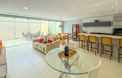 Imagem: A casa em condomínio possui 4 Dormitórios, 5 Banheiros, 2