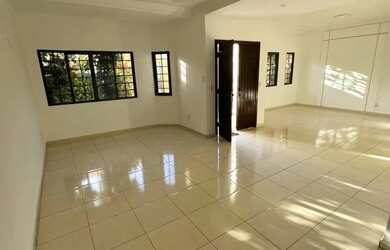 Imagem: A casa possui 3 Dormitórios, 3 Banheiros, 3 Vagas na garagem