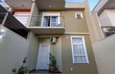 Imagem: A casa possui 3 Dormitórios, 3 Banheiros, 2 Vagas na garagem