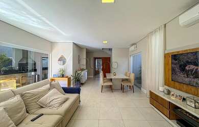 Imagem: A casa em condomínio possui 4 Dormitórios, 3 Banheiros, 4