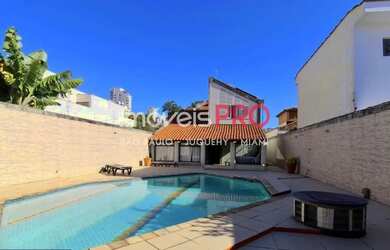 Imagem: A casa possui 5 Dormitórios, 4 Banheiros, 5 Vagas na garagem