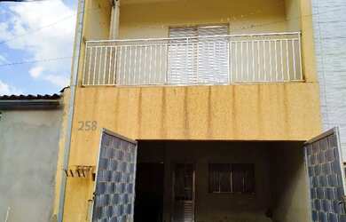 Imagem: A casa possui 2 Dormitórios, 1 Banheiro, 1 Vaga na garagem