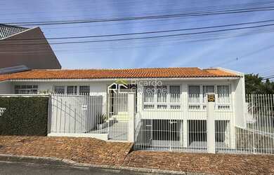 Imagem: A casa possui 3 Dormitórios, 2 Banheiros, 3 Vagas na garagem