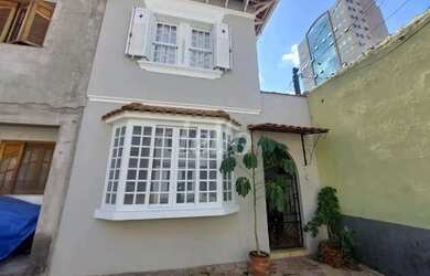 Imagem: A casa possui 4 Dormitórios, 3 Banheiros, 2 Vagas na garagem