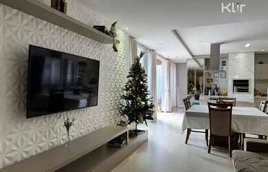 Imagem: A casa possui 3 Dormitórios, 3 Banheiros, 2 Vagas na garagem