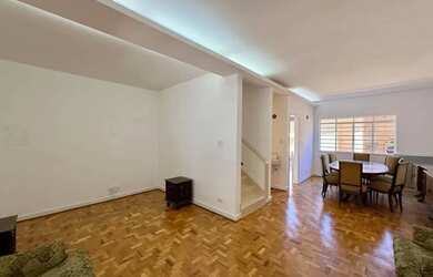 Imagem: A casa possui 3 Dormitórios, 4 Banheiros, 2 Vagas na garagem