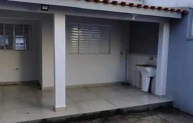 Imagem: A casa possui 2 Dormitórios, 1 Banheiro, 2 Vagas na garagem