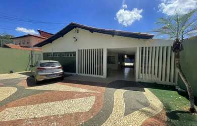 Imagem: A casa possui 4 Dormitórios, 3 Banheiros, 4 Vagas na garagem