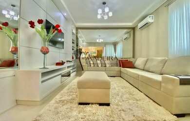 Imagem: A casa possui 3 Dormitórios, 3 Banheiros, 2 Vagas na garagem