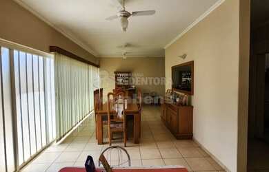 Imagem: A casa possui 3 Dormitórios, 5 Banheiros, 4 Vagas na garagem