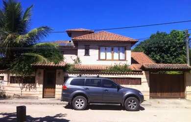 Imagem: A casa possui 4 Dormitórios, 2 Banheiros, 1 Vaga na garagem