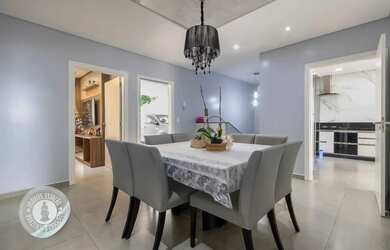 Imagem: A casa possui 4 Dormitórios, 3 Banheiros, 2 Vagas na garagem