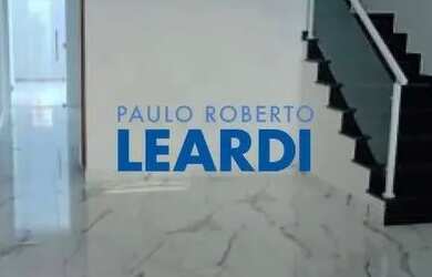 Imagem: A casa possui 3 Dormitórios, 1 Banheiro, 2 Vagas na garagem