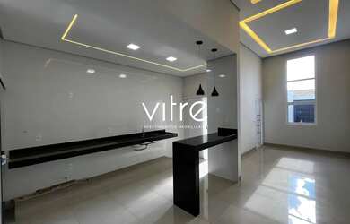 Imagem: A casa possui 3 Dormitórios, 2 Banheiros, 2 Vagas na garagem