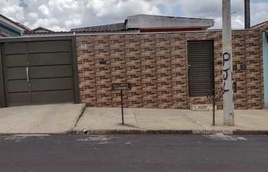 Imagem: A casa possui 2 Dormitórios, 2 Banheiros, 2 Vagas na garagem