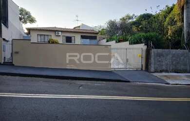 Imagem: A casa possui 2 Dormitórios, 1 Banheiro, 4 Vagas na garagem