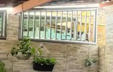 Imagem: A casa possui 4 Dormitórios, 1 Banheiro, 2 Vagas na garagem