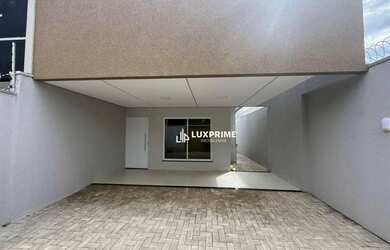 Imagem: A casa possui 3 Dormitórios, 2 Banheiros, 2 Vagas na garagem