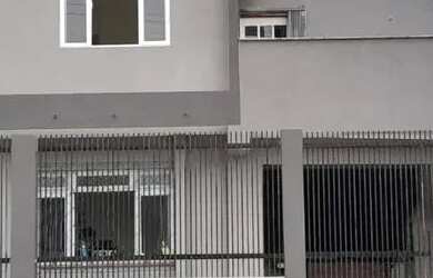 Imagem: A casa possui 3 Dormitórios, 2 Banheiros, 1 Vaga na garagem