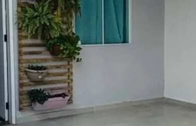 Imagem: A casa possui 3 Dormitórios, 2 Banheiros, 2 Vagas na garagem