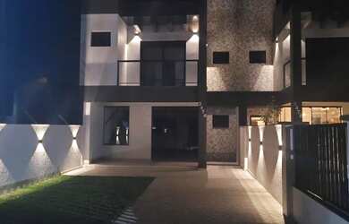 Imagem: A casa possui 3 Dormitórios, 3 Banheiros, 2 Vagas na garagem