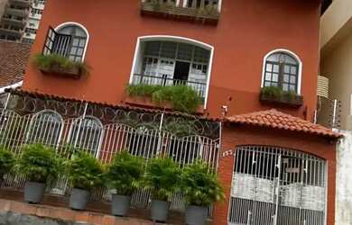 Imagem: A casa possui 3 Dormitórios, 3 Banheiros, 1 Vaga na garagem