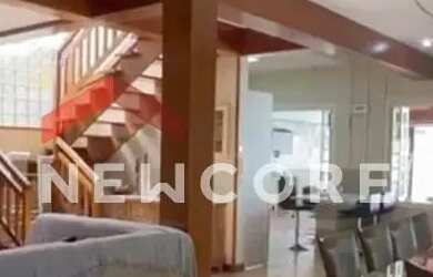 Imagem: A casa possui 3 Dormitórios, 3 Banheiros, 3 Vagas na garagem