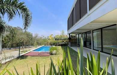 Imagem: A casa possui 4 Dormitórios, 5 Banheiros, 5 Vagas na garagem