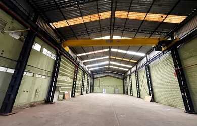 Imagem: O depósito possui 5 Vagas na garagem e 2200m² de Área e está