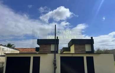 Imagem: A casa possui 3 Dormitórios, 2 Banheiros, 2 Vagas na garagem