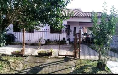 Imagem: A casa possui 4 Dormitórios, 2 Banheiros, 3 Vagas na garagem