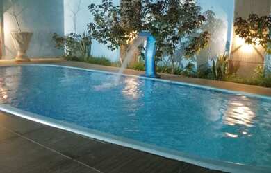 Imagem: A casa possui 2 Dormitórios, Acomodam 10 pessoas e 2 Vagas