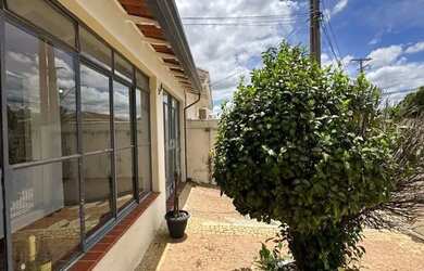 Imagem: A casa possui 3 Dormitórios, 1 Banheiro, 1 Vaga na garagem