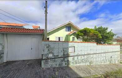 Imagem: A casa possui 4 Dormitórios, 3 Banheiros, 2 Vagas na garagem