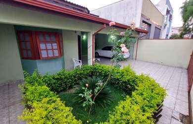 Imagem: A casa possui 3 Dormitórios, 2 Banheiros, 4 Vagas na garagem