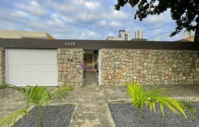 Imagem: A casa possui 4 Dormitórios, 2 Banheiros, 4 Vagas na garagem