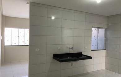 Imagem: A casa possui 2 Dormitórios, 2 Banheiros, 2 Vagas na garagem