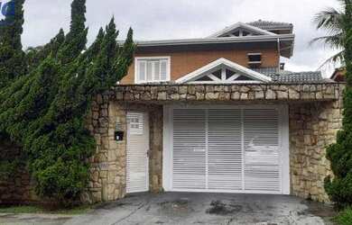 Imagem: A casa possui 4 Dormitórios, 4 Banheiros, 4 Vagas na garagem