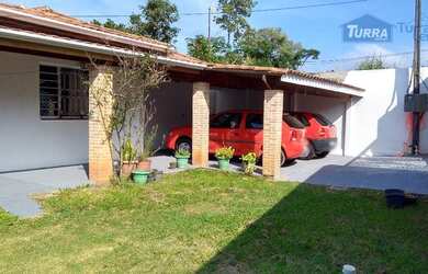 Imagem: A casa possui 3 Dormitórios, 2 Banheiros, 2 Vagas na garagem