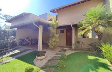 Imagem: A casa em condomínio possui 3 Dormitórios, 2 Banheiros, 4