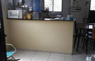 Imagem: A casa possui 2 Dormitórios, 2 Banheiros, 1 Vaga na garagem