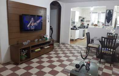 Imagem: A casa possui 5 Dormitórios, 3 Banheiros, 5 Vagas na garagem