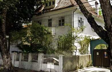 Imagem: A casa possui 3 Dormitórios, 3 Banheiros, 5 Vagas na garagem