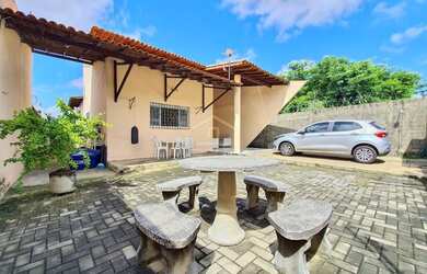 Imagem: A casa possui 3 Dormitórios, 2 Banheiros, 2 Vagas na garagem