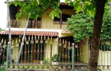 Imagem: A casa possui 4 Dormitórios, 4 Banheiros, 2 Vagas na garagem