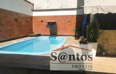 Imagem: A casa possui 3 Dormitórios, 2 Banheiros, 2 Vagas na garagem