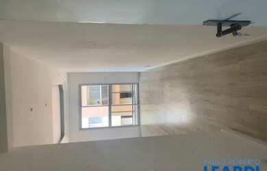 Imagem: O apartamento possui 3 Dormitórios, 1 Banheiro, 1 Vaga na garagem