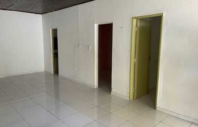 Imagem: A casa possui 3 Dormitórios, 2 Banheiros, 1 Vaga na garagem