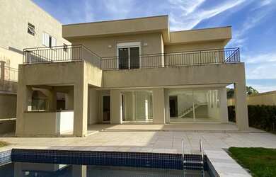 Imagem: A casa em condomínio possui 4 Dormitórios, 5 Banheiros, 4