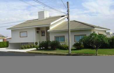 Imagem: A casa em condomínio possui 4 Dormitórios, 4 Banheiros, 4